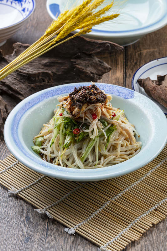 老干妈黄瓜豆芽拌鸡丝图片