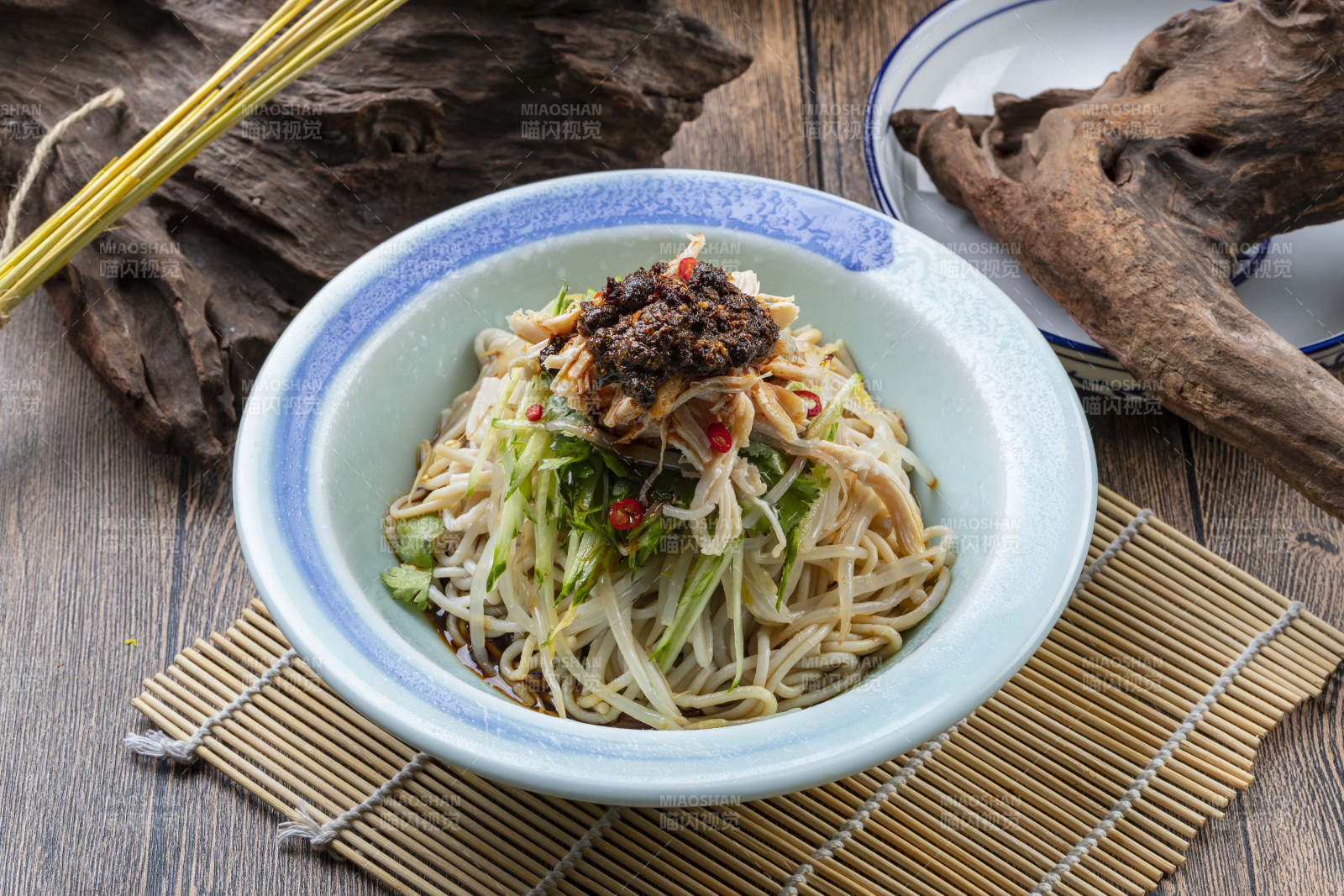 老干妈黄瓜豆芽拌鸡丝图片