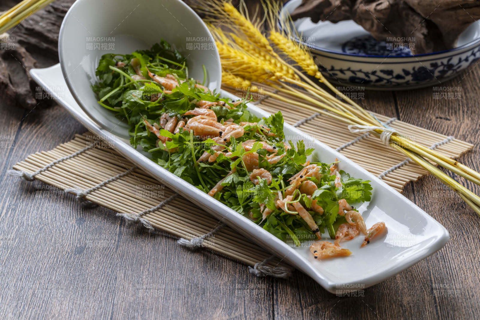 香菜炝拌小河虾图片