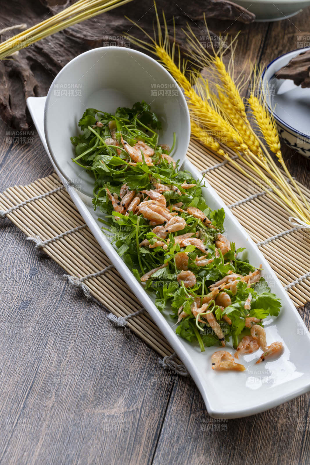 香菜炝拌小河虾图片