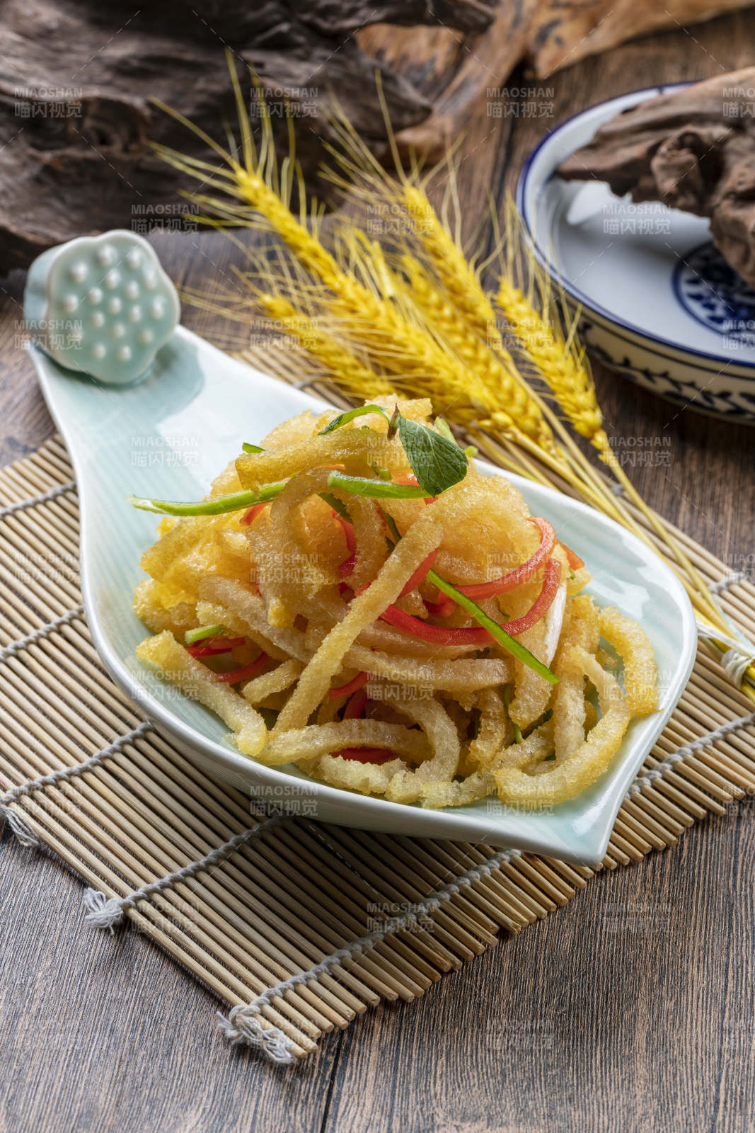 凉拌炸猪皮丝图片