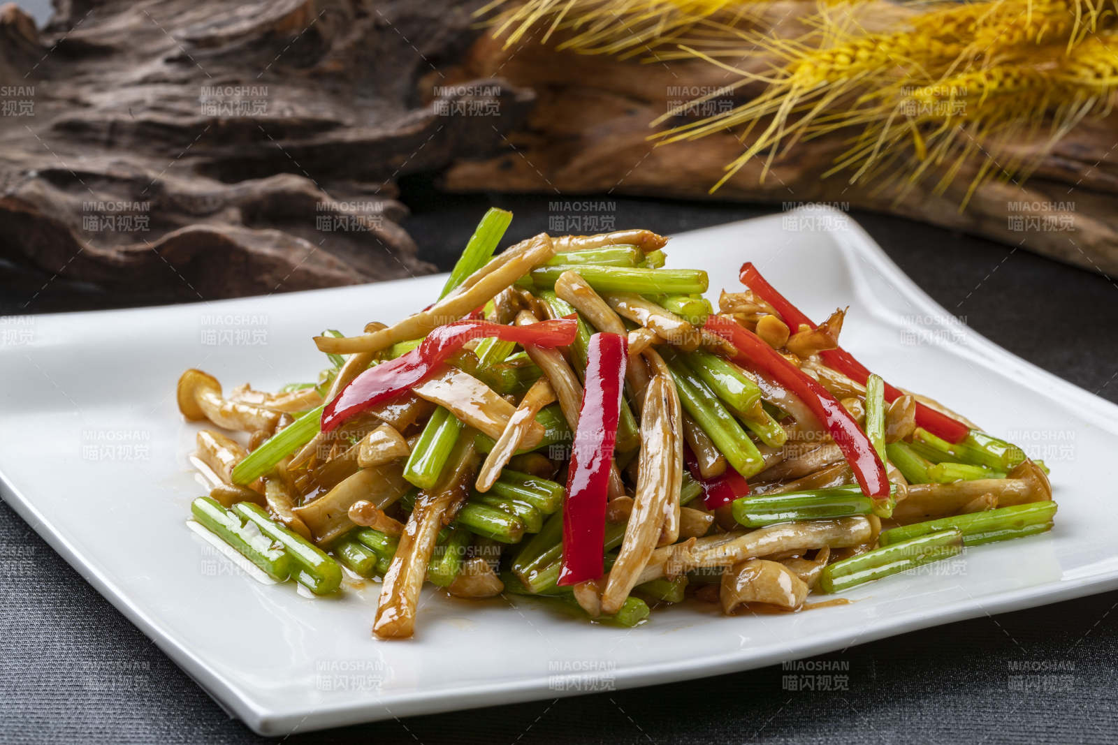 酱炒茼蒿茶树菇图片