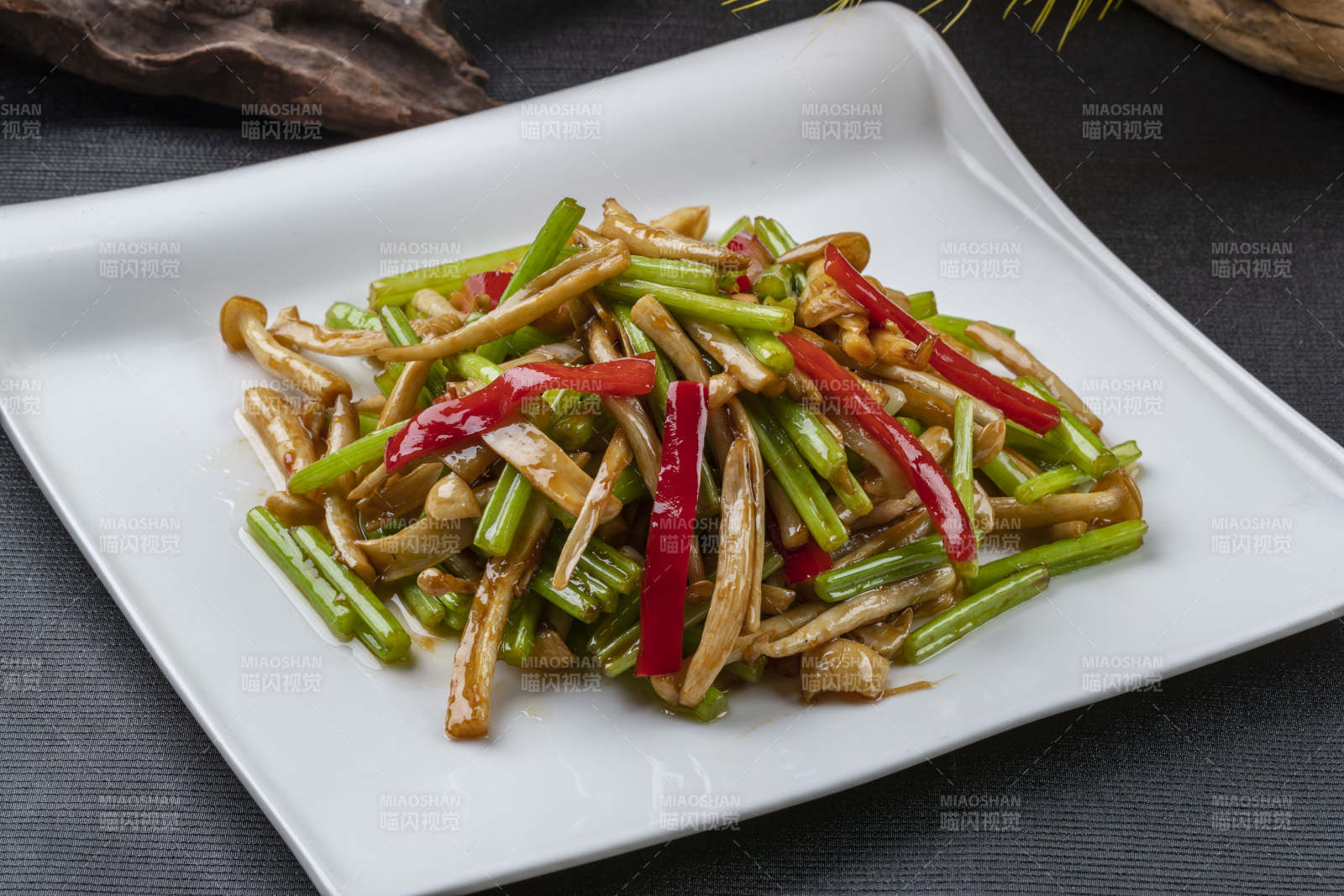 酱炒茼蒿茶树菇图片