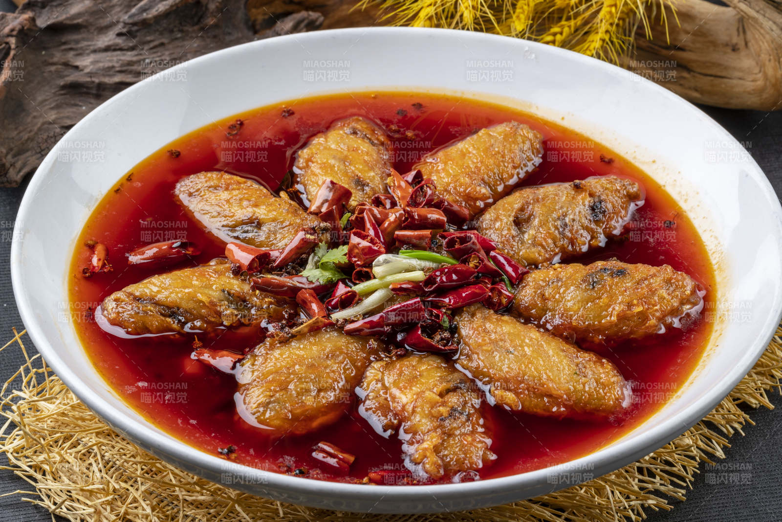 红油香辣鸡翅中图片