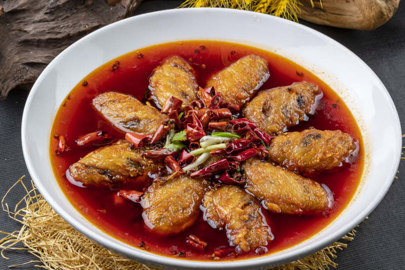 红油香辣鸡翅中图片