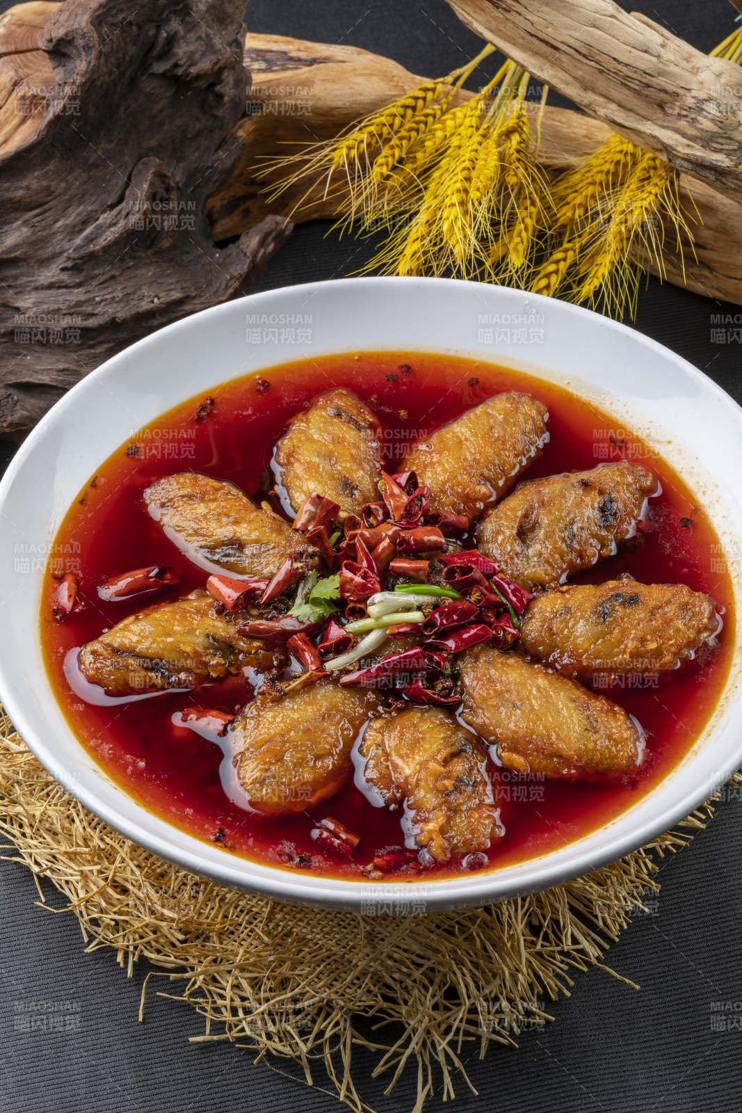 红油香辣鸡翅中图片