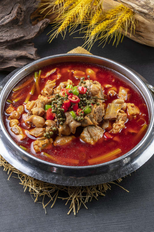 锅仔红油椒麻肥肠小排骨图片