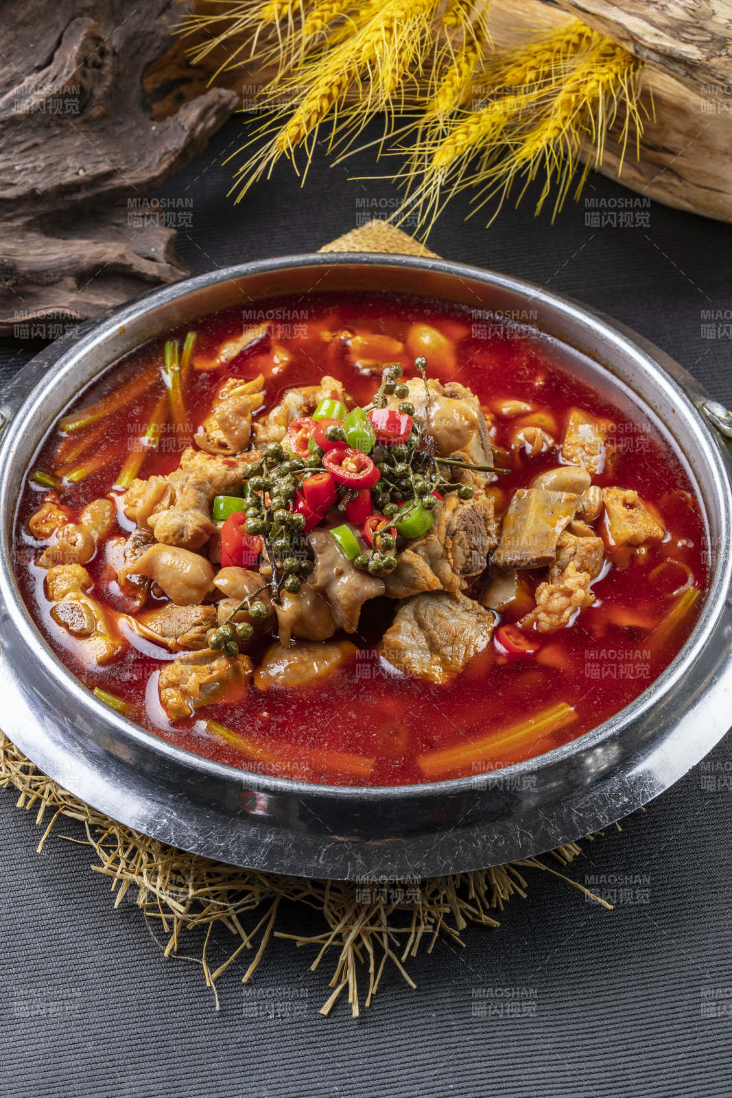 锅仔红油椒麻肥肠小排骨图片