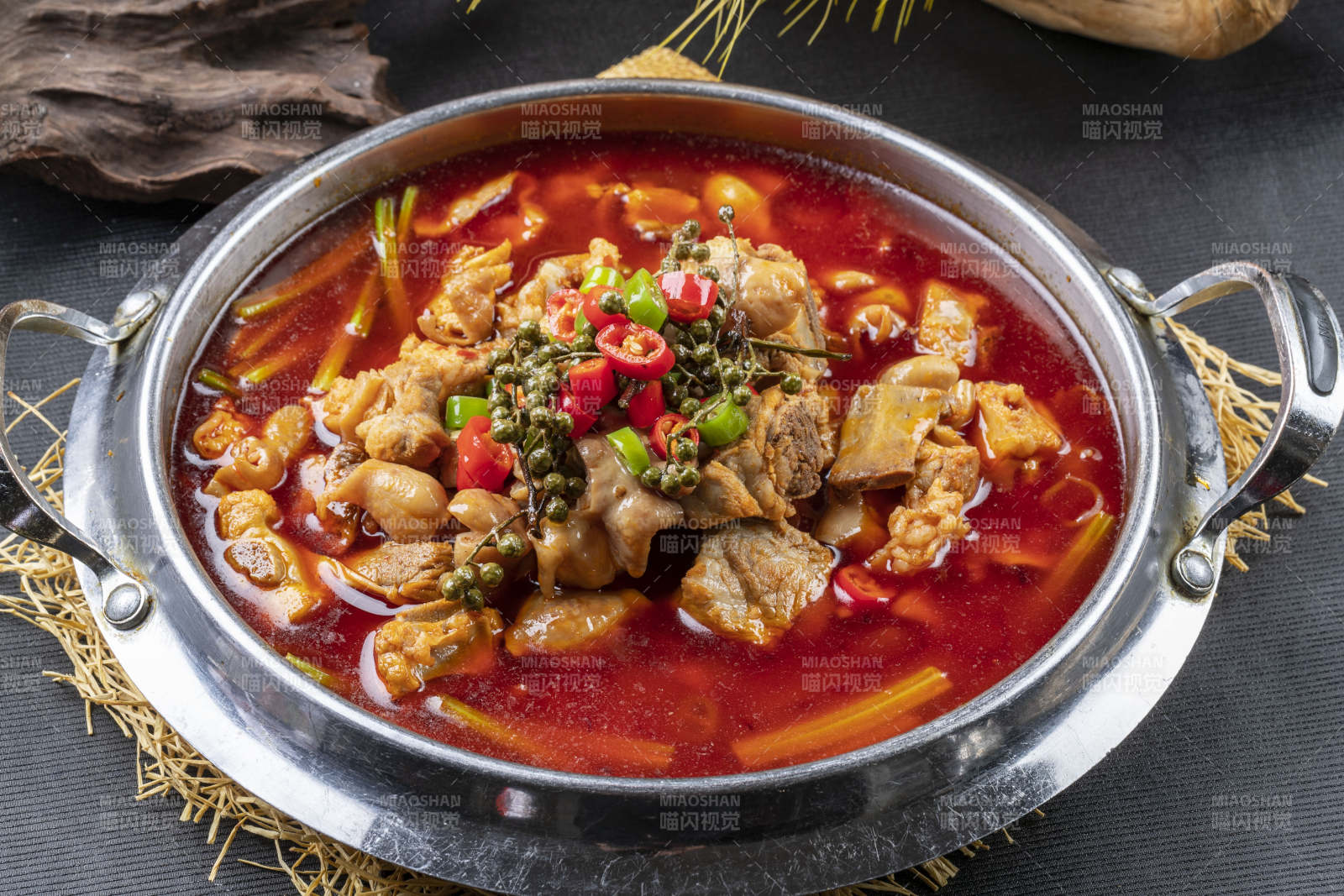 锅仔红油椒麻肥肠小排骨图片