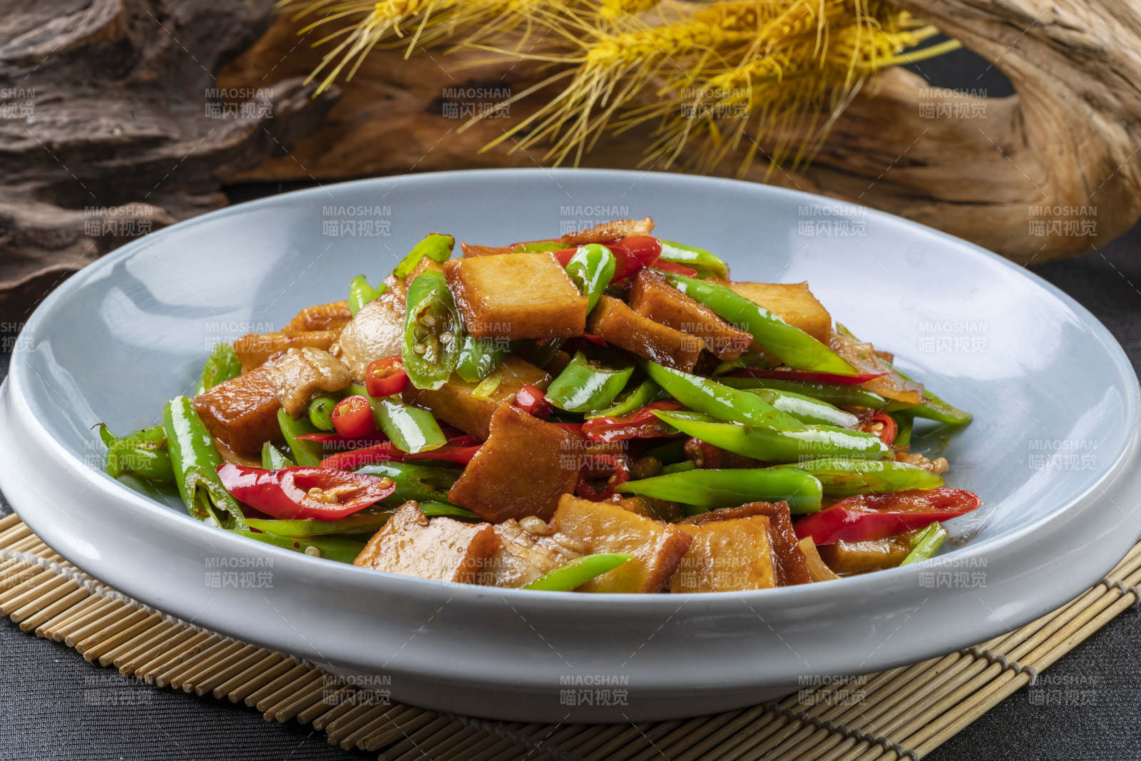 双色杭椒小炒鱼豆腐图片