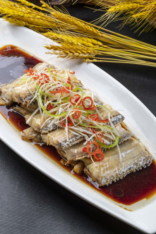 浇汁清蒸深海带鱼图片