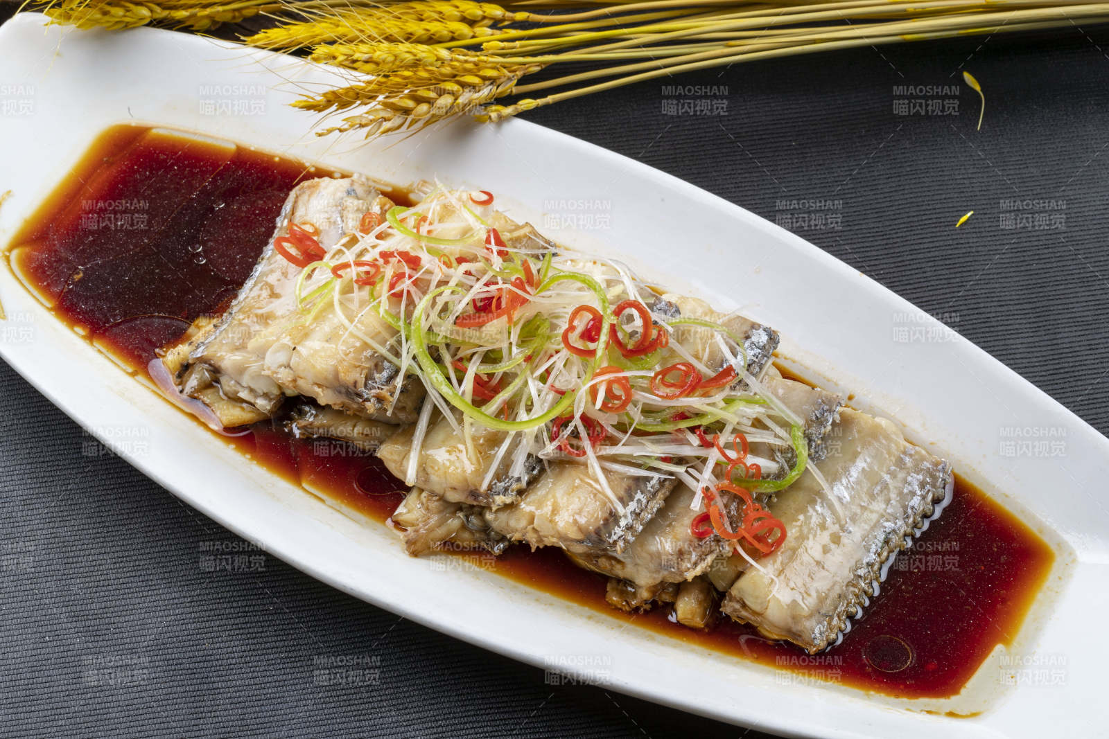 浇汁清蒸深海带鱼图片