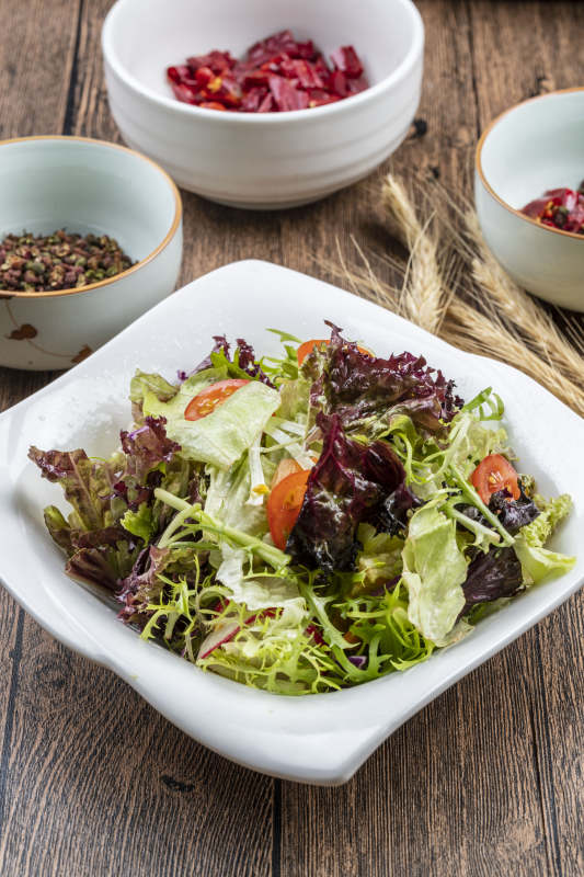 白色瓷盘装的炝拌时蔬图片