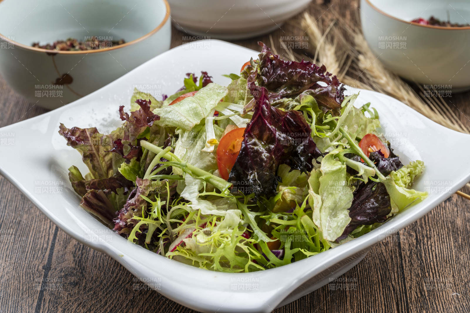 白色瓷盘装的炝拌时蔬图片