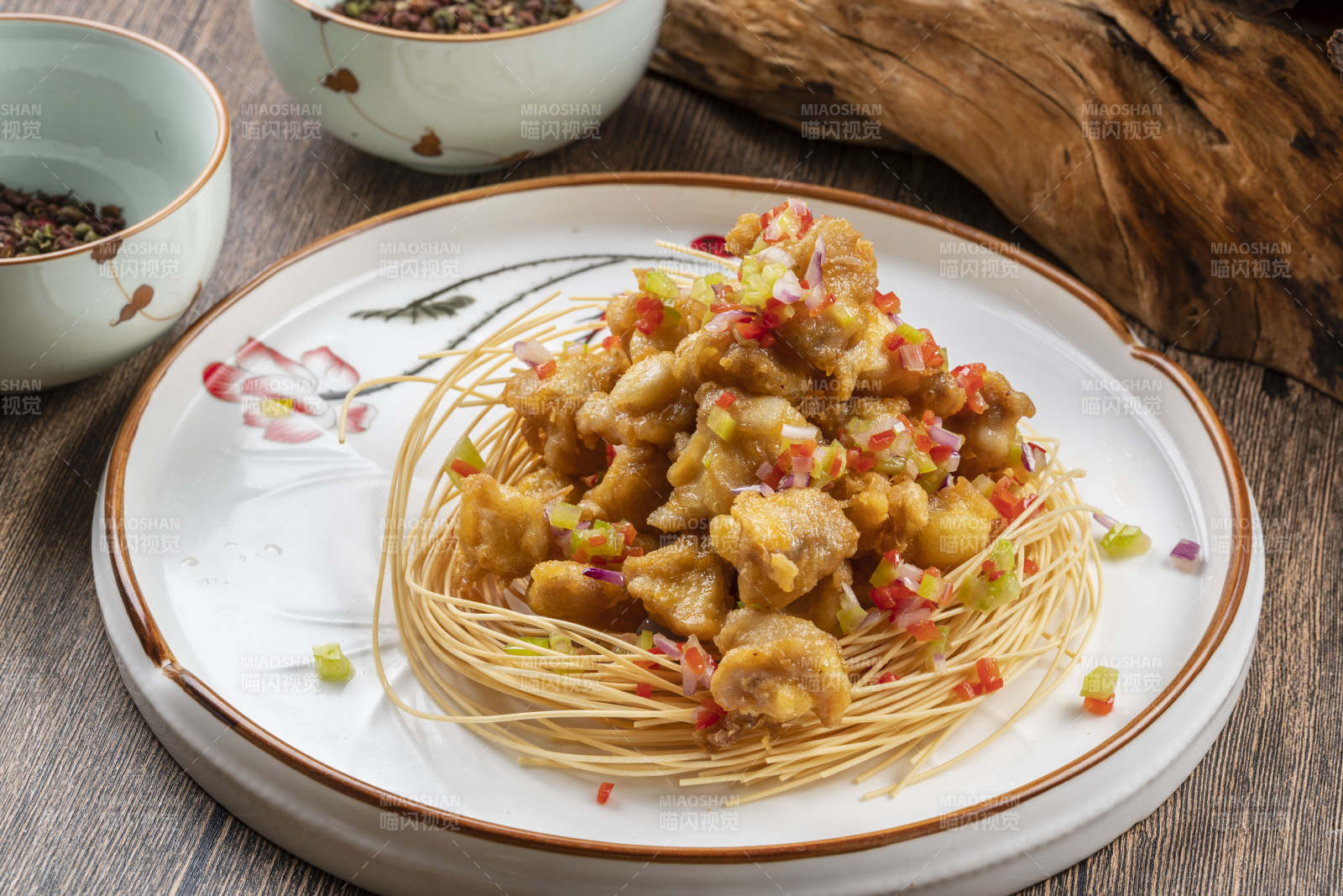 白色瓷盘装的香辣蒜香鸡块图片