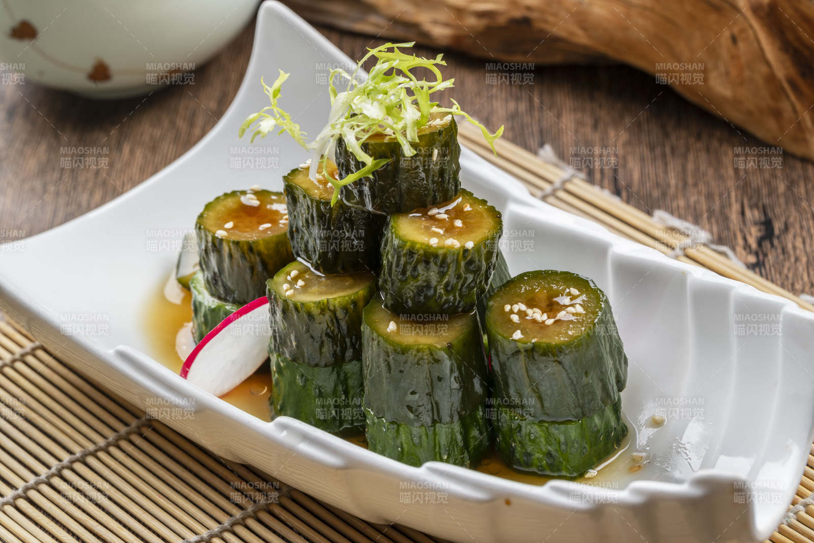 白色瓷盘装的捞汁黄瓜图片