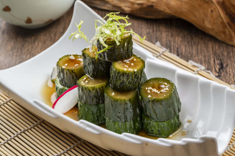 白色瓷盘装的捞汁黄瓜图片