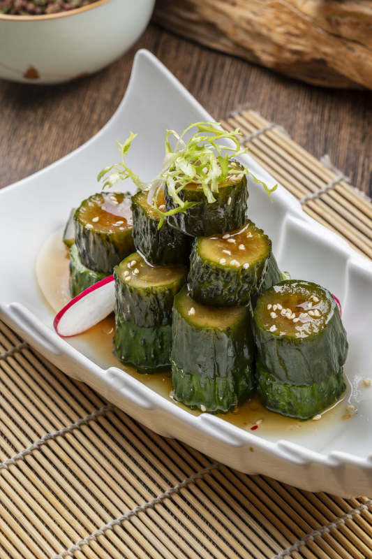 白色瓷盘装的捞汁黄瓜图片