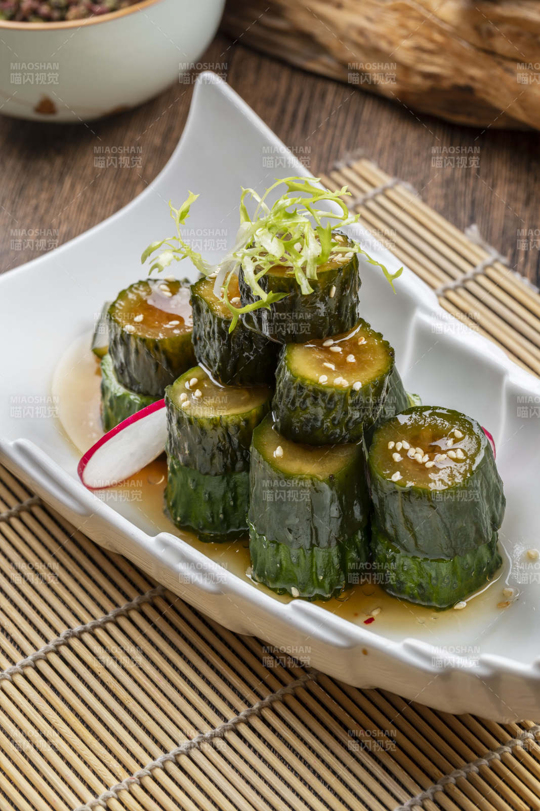 白色瓷盘装的捞汁黄瓜图片