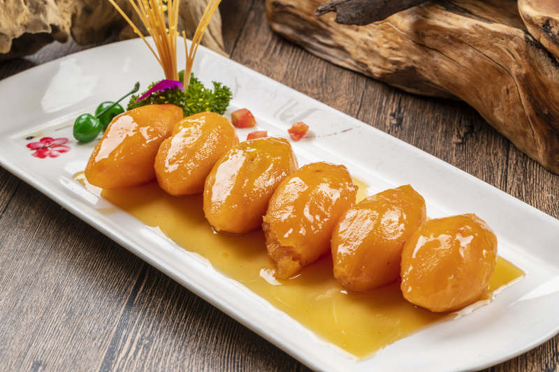 白色瓷盘装的蜂蜜红薯图片