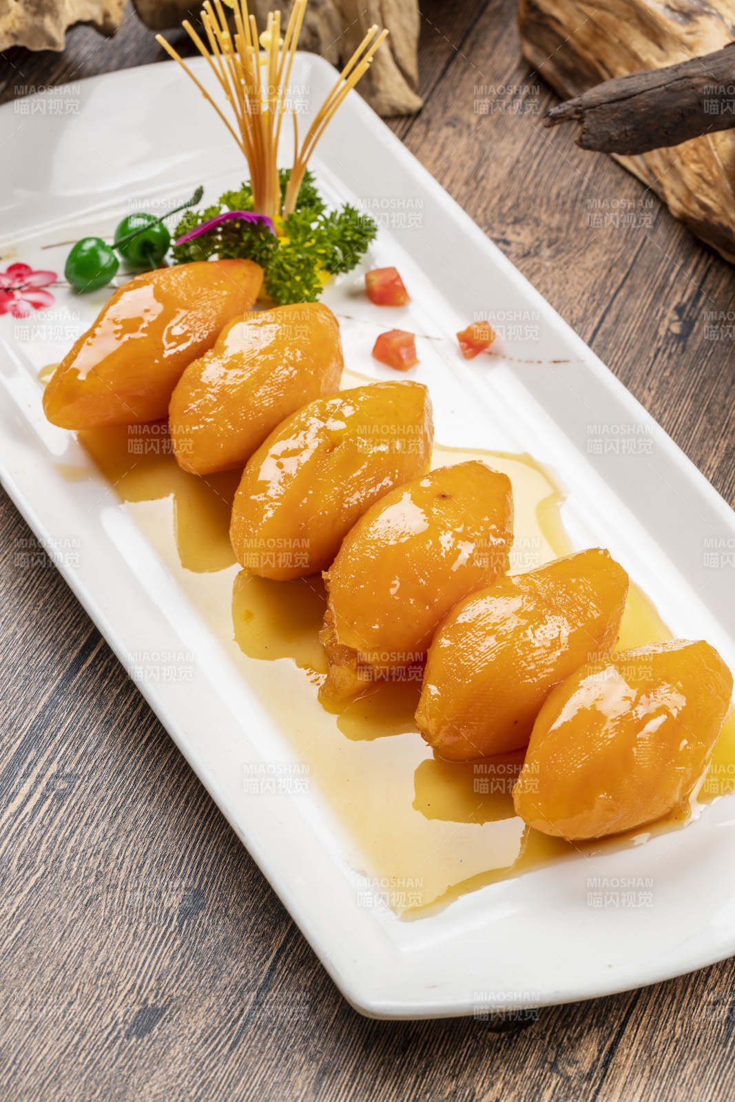 白色瓷盘装的蜂蜜红薯图片