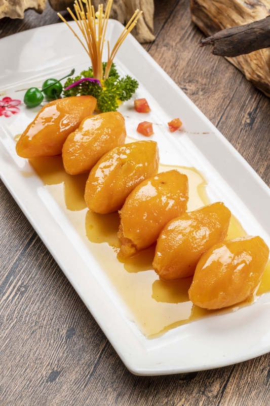 白色瓷盘装的蜂蜜红薯图片