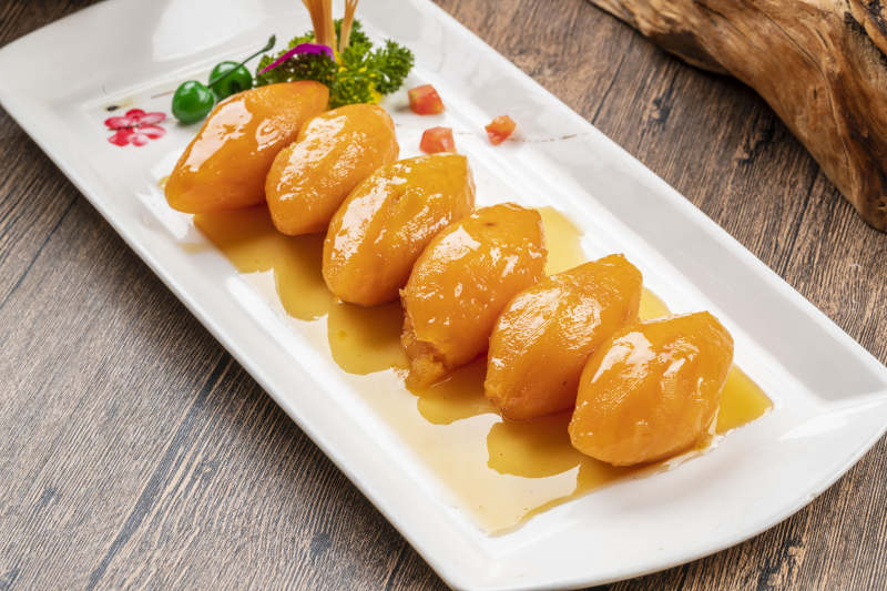 白色瓷盘装的蜂蜜红薯图片