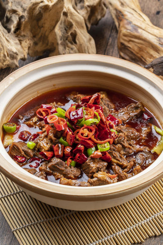 砂锅红焖牛腩图片