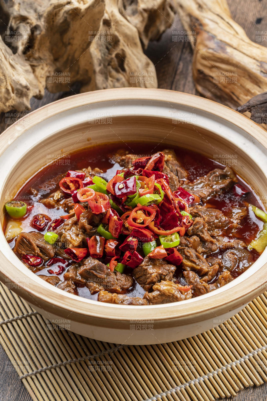 砂锅红焖牛腩图片