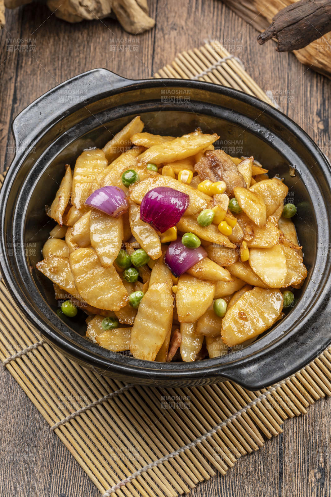 精美餐具装的砂锅长山药图片