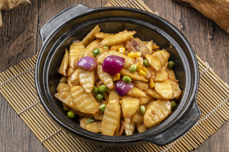 精美餐具装的砂锅长山药图片