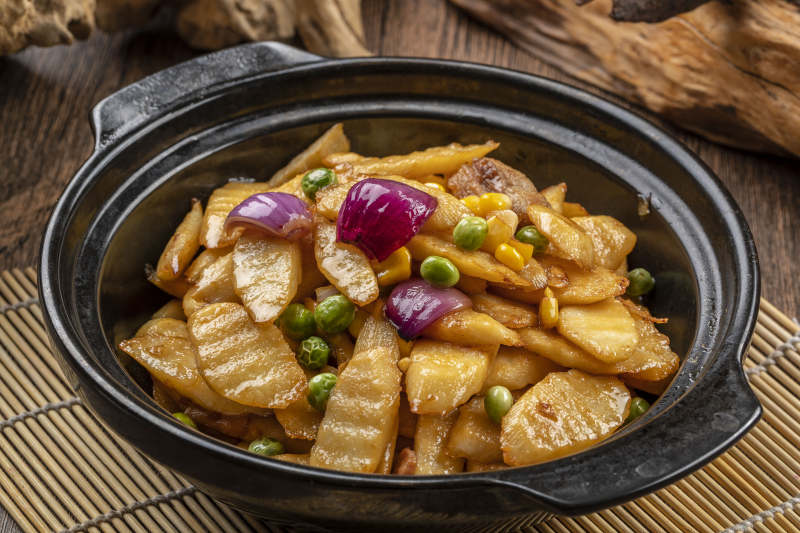 精美餐具装的砂锅长山药图片