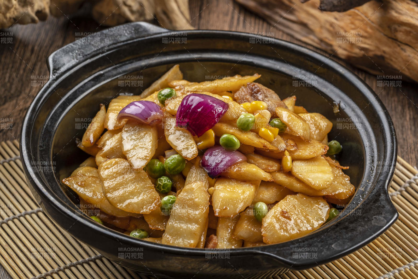 精美餐具装的砂锅长山药图片