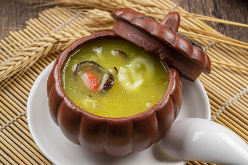 紫砂罐装的浓汤海底佛跳墙图片