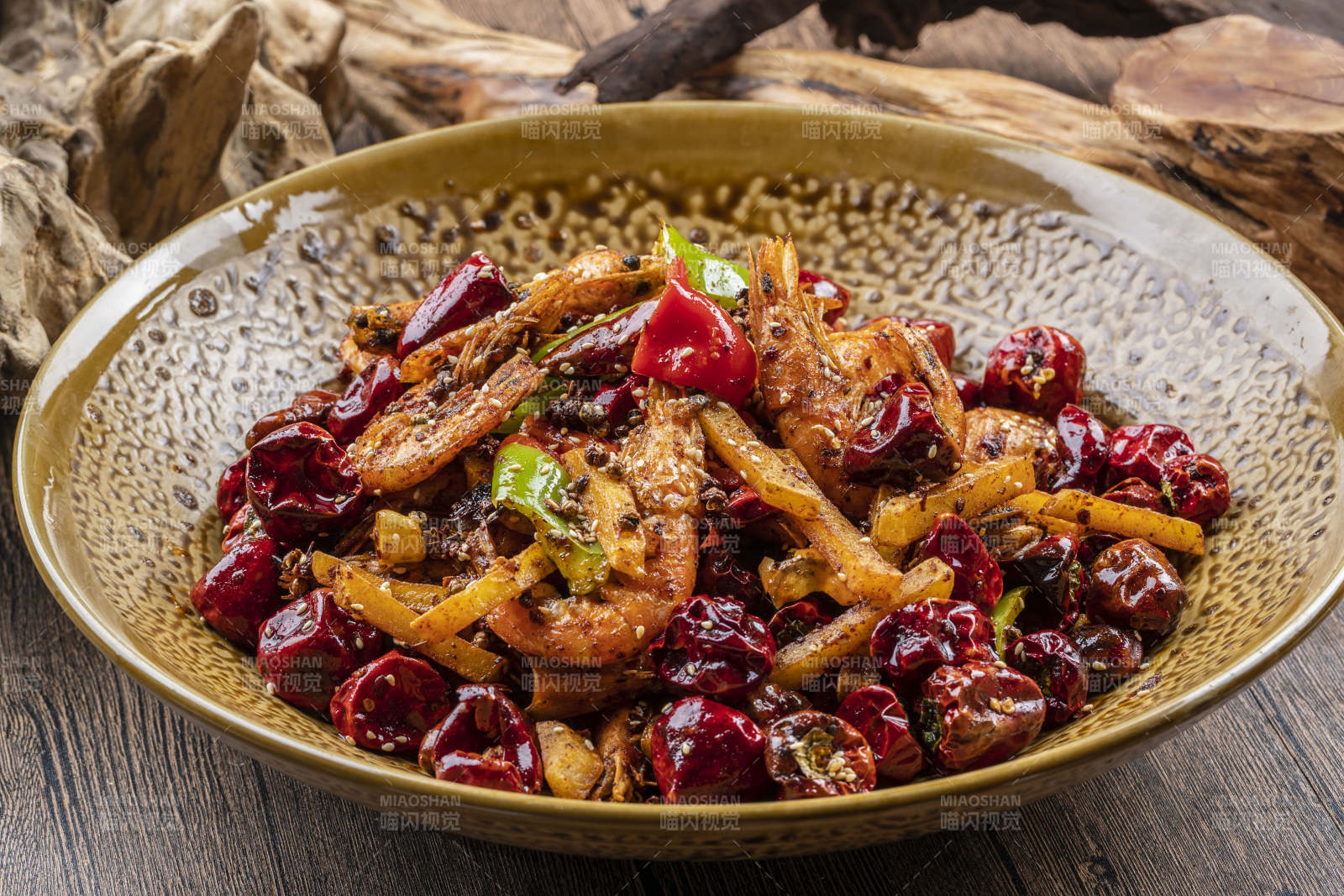 精美餐具装的麻辣香锅虾图片