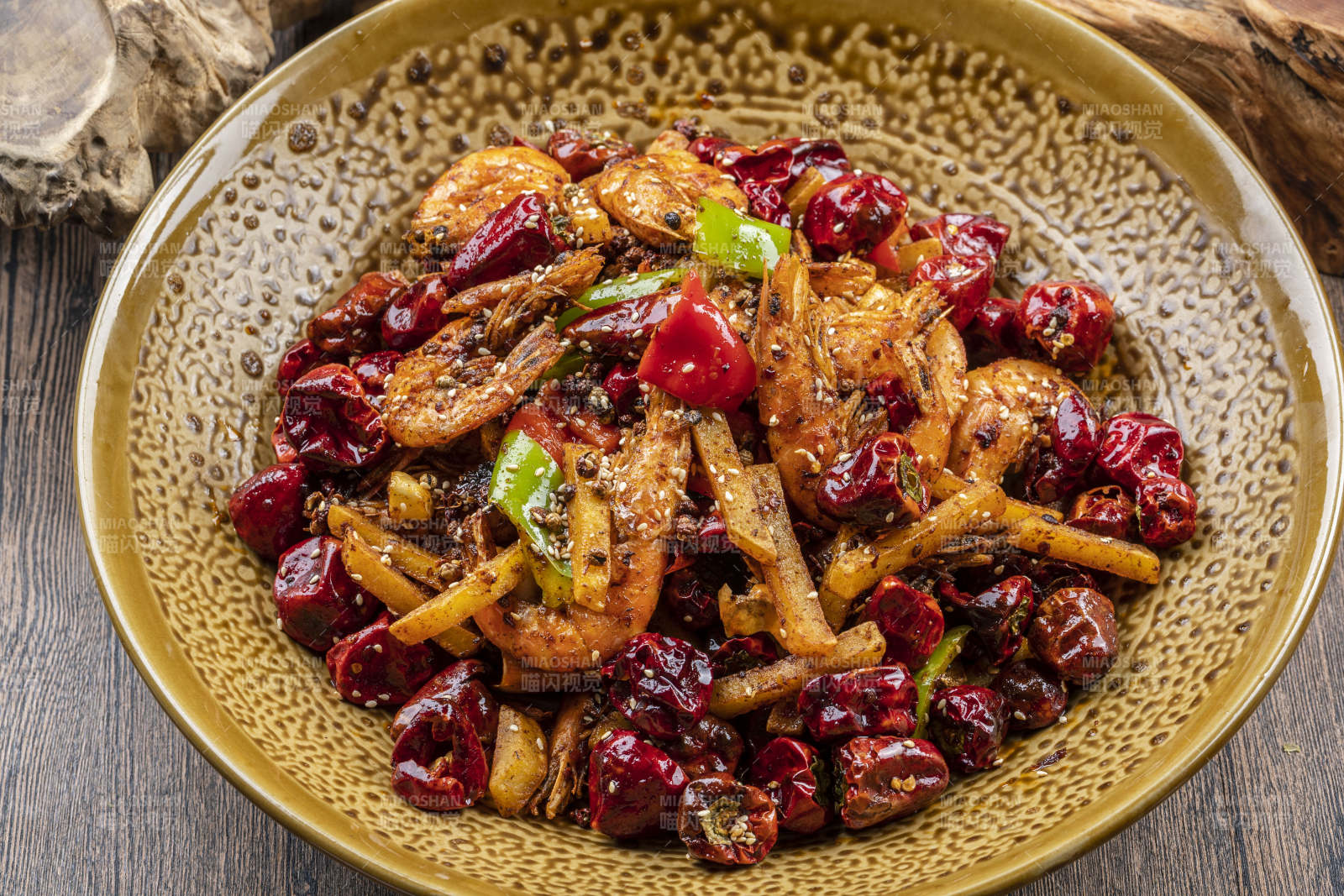 精美餐具装的麻辣香锅虾图片