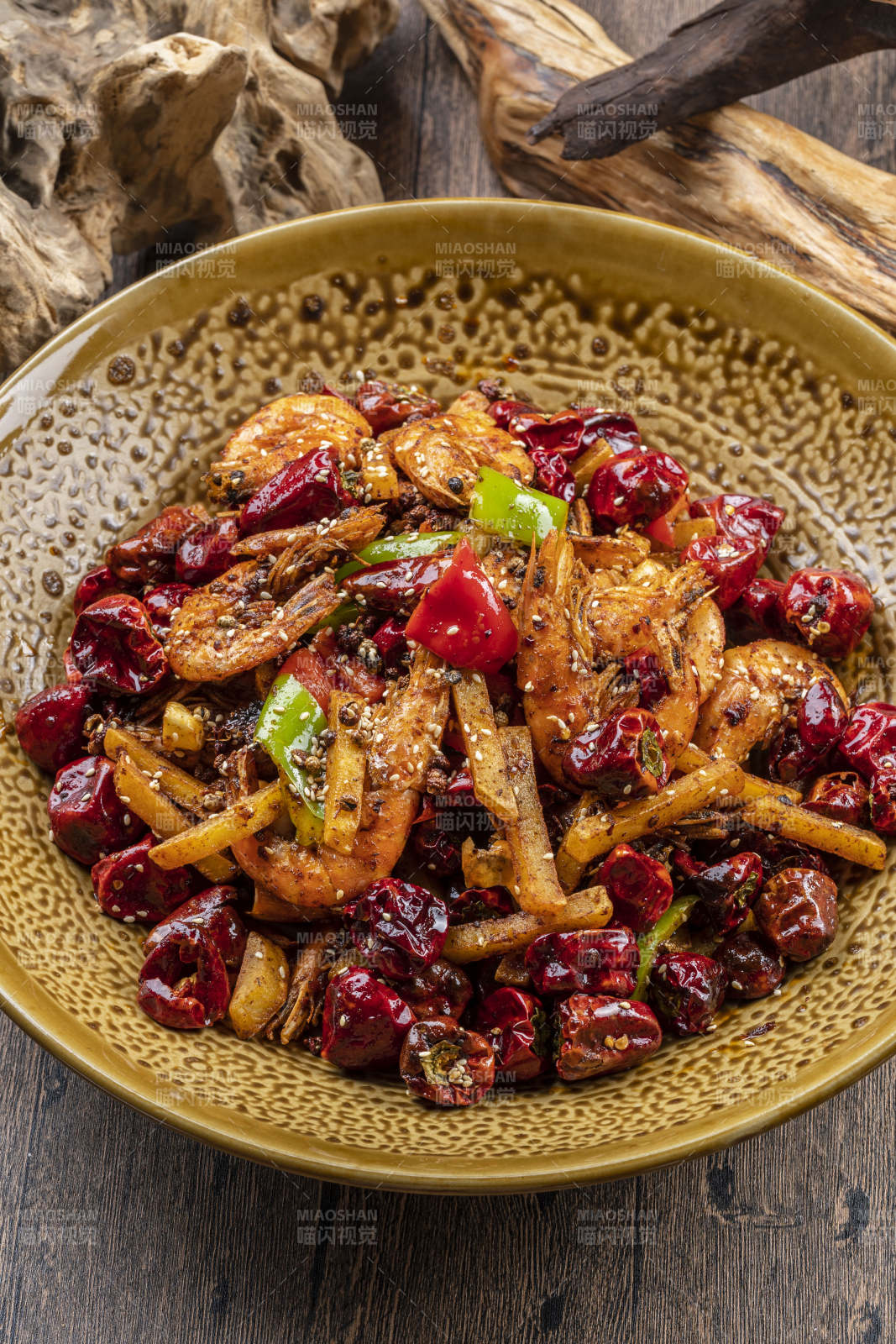 精美餐具装的麻辣香锅虾图片