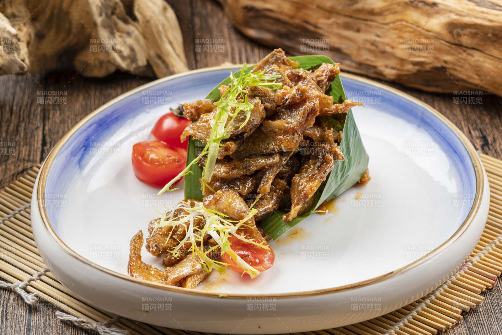 白色瓷盘装的豆豉鲮鱼图片