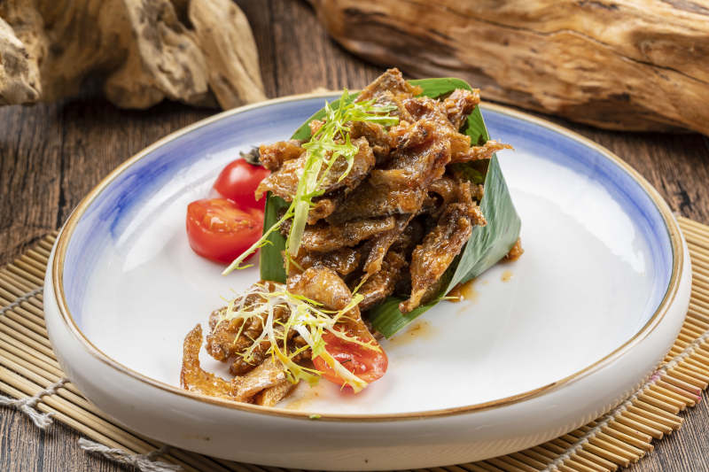 白色瓷盘装的豆豉鲮鱼图片