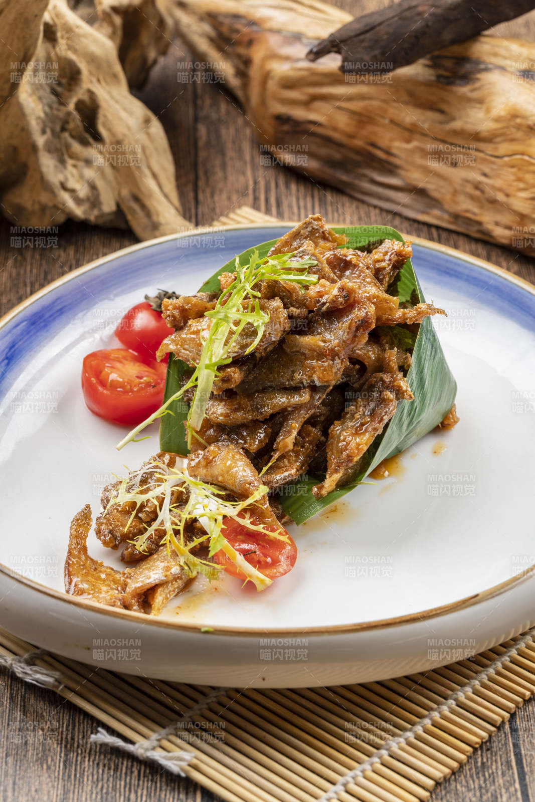 白色瓷盘装的豆豉鲮鱼图片