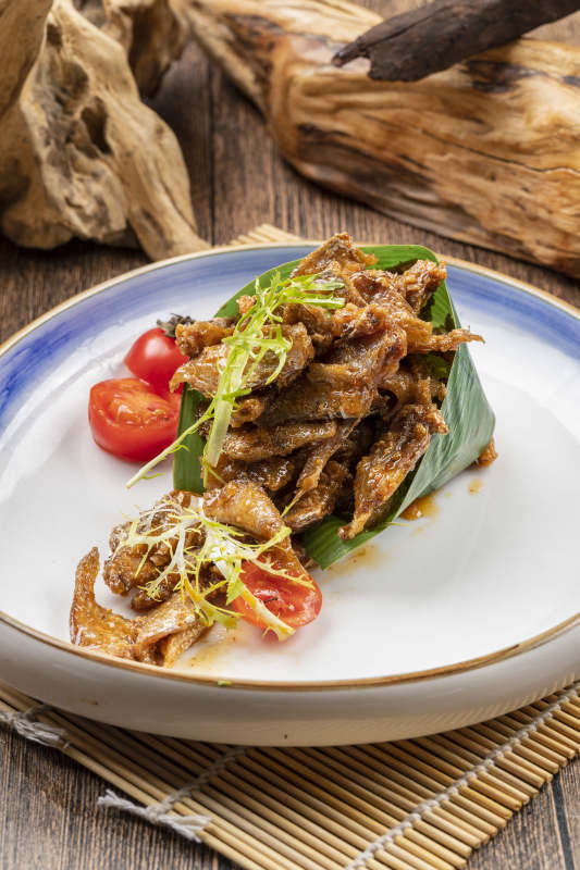 白色瓷盘装的豆豉鲮鱼图片