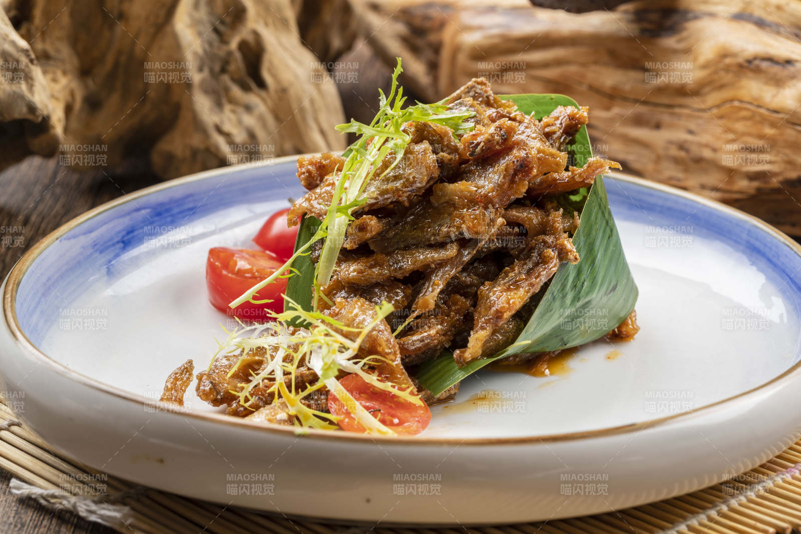 白色瓷盘装的豆豉鲮鱼图片