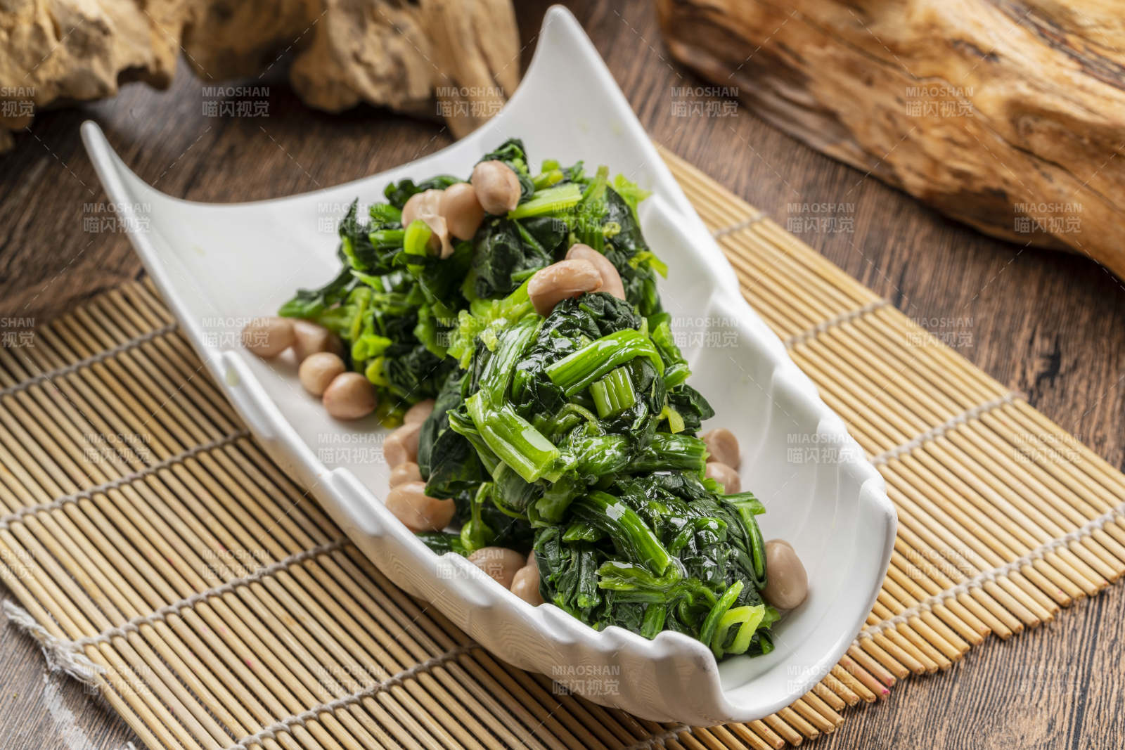 白色瓷盘装的果仁菠菜图片