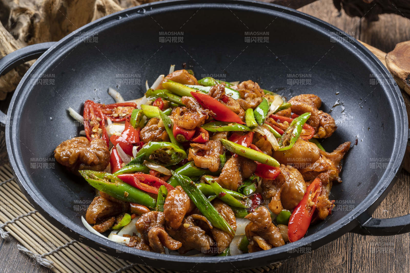 精美餐具装的干锅肥肠图片