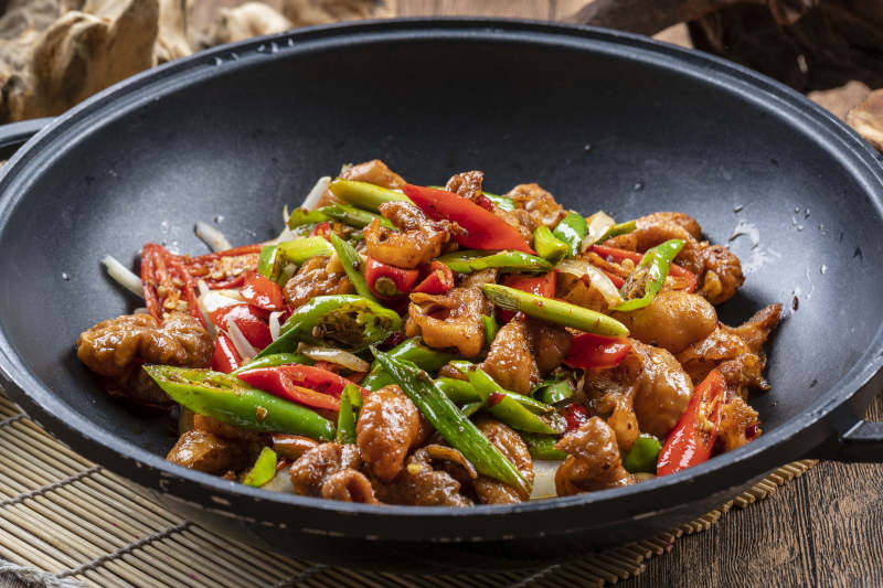 精美餐具装的干锅肥肠图片