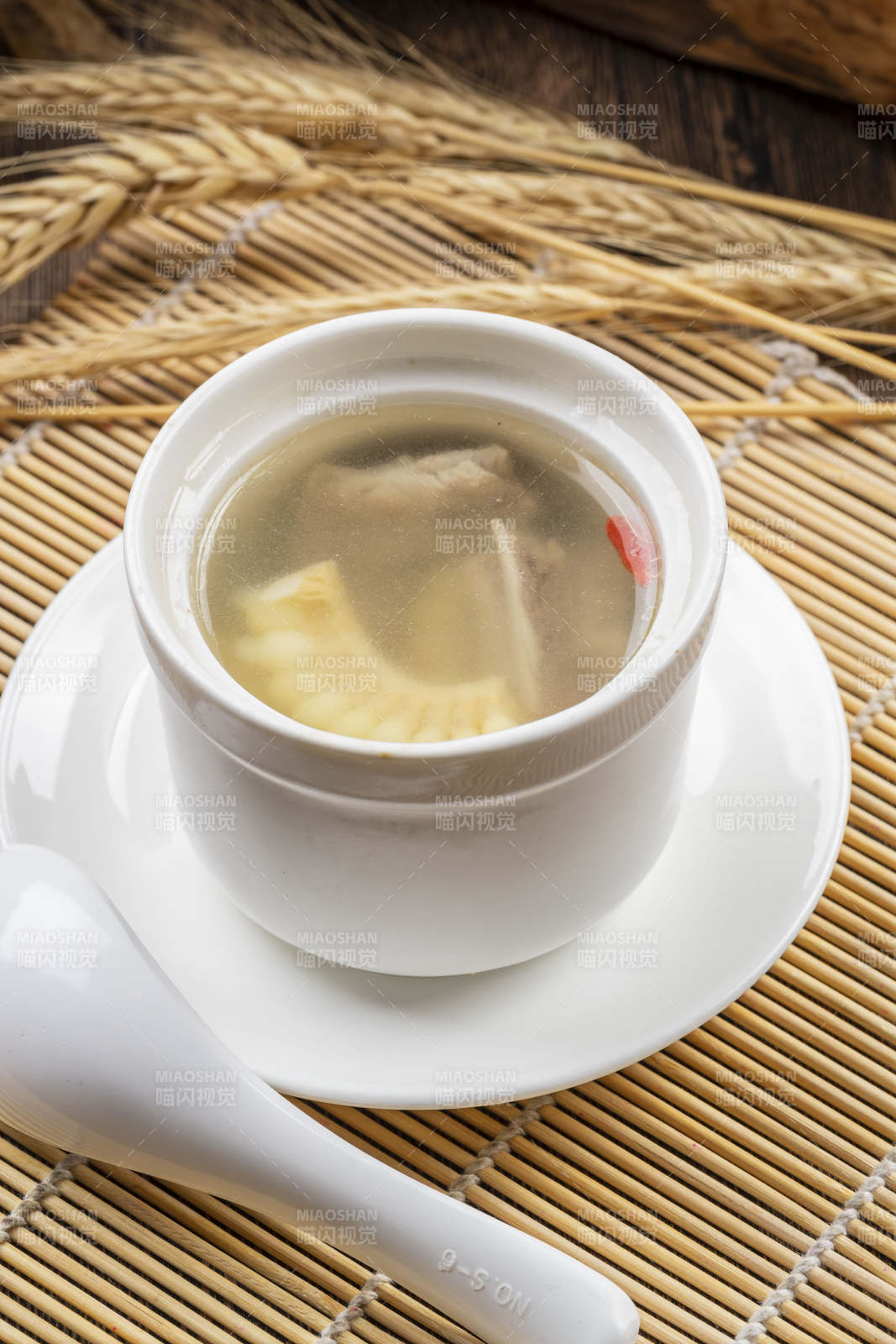 鲜玉米排骨汤图片