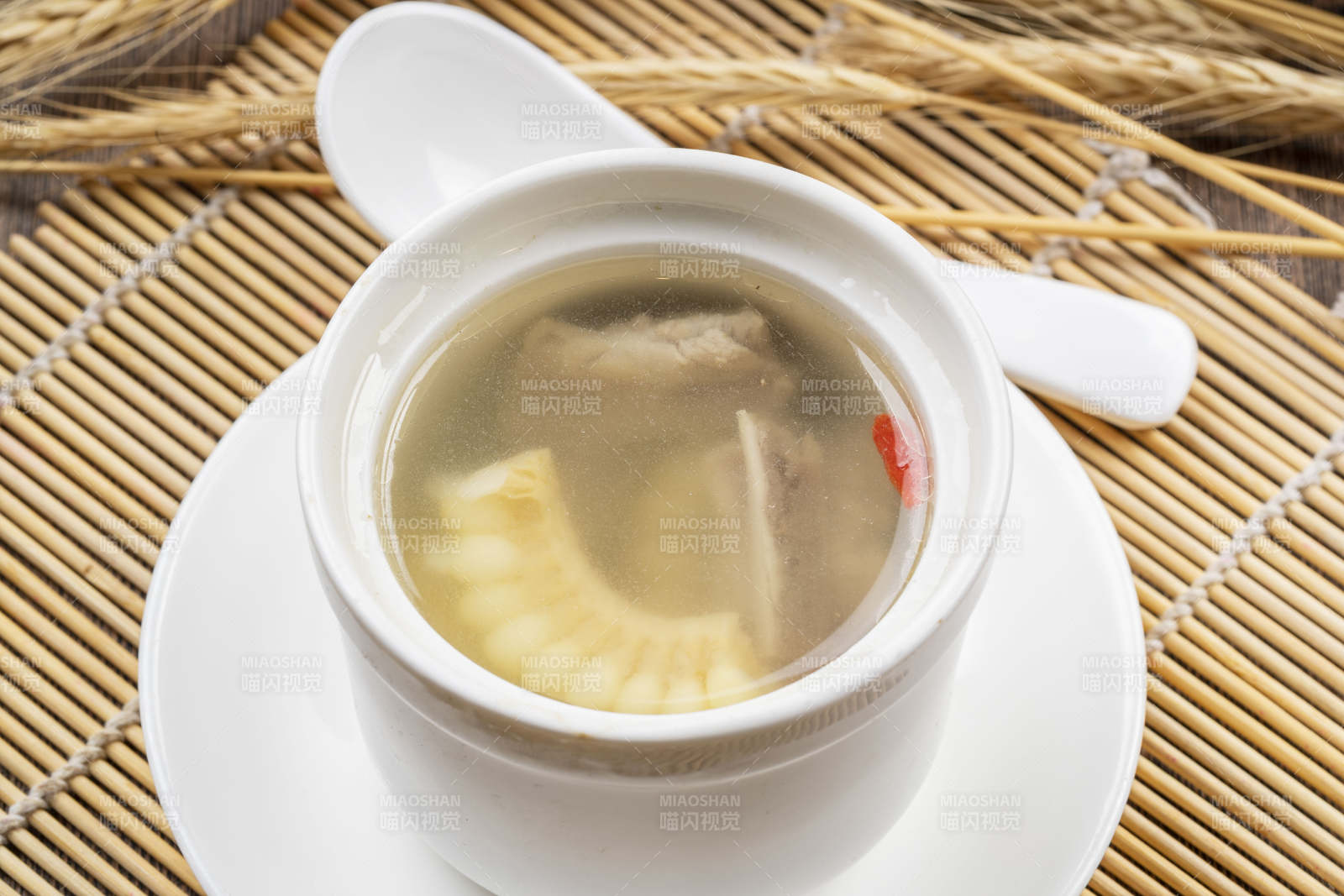 鲜玉米排骨汤图片