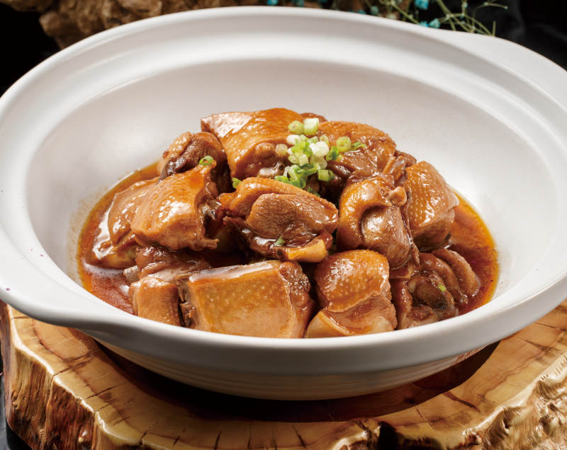 白色砂锅装的红烧大鹅块图片