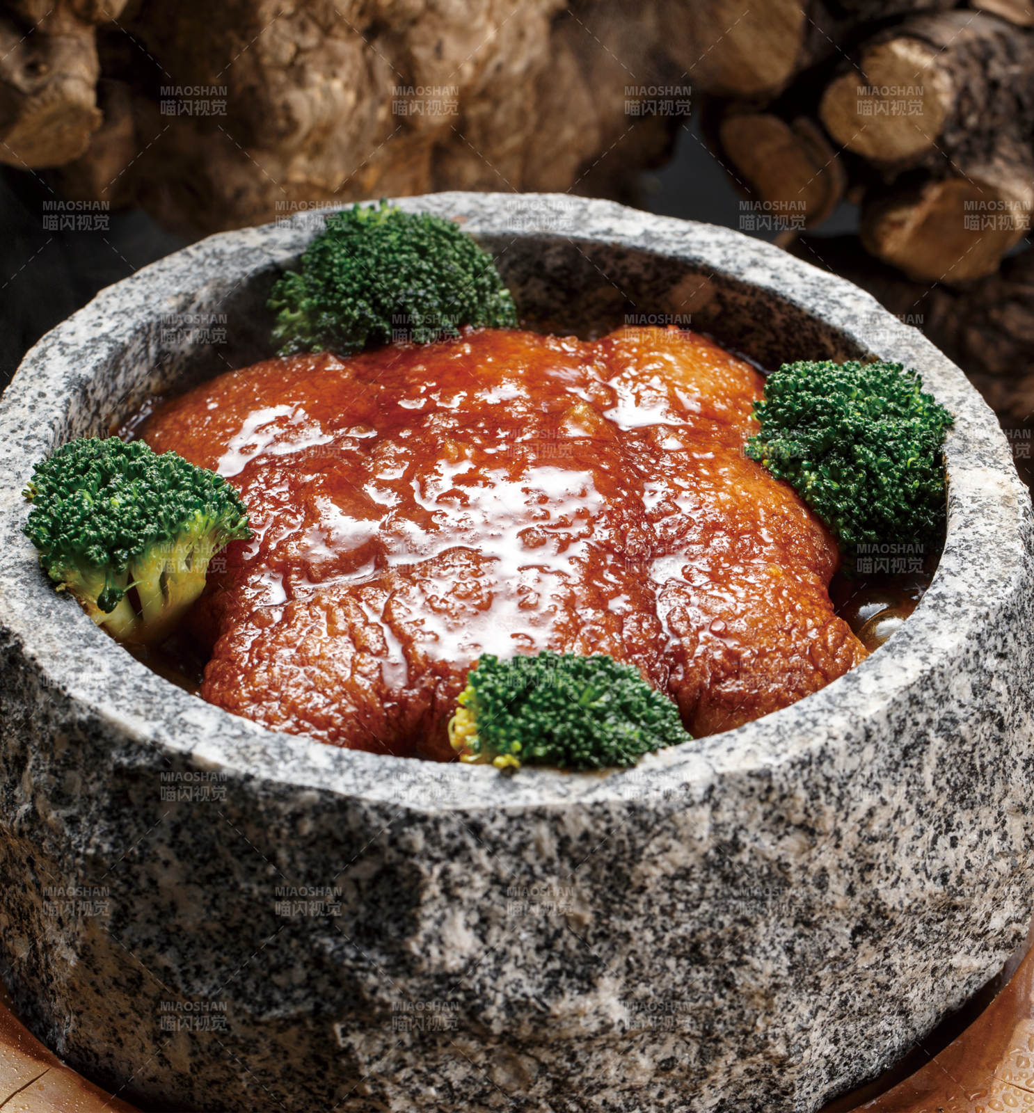 树墩上的摆放的石锅一品肉图片