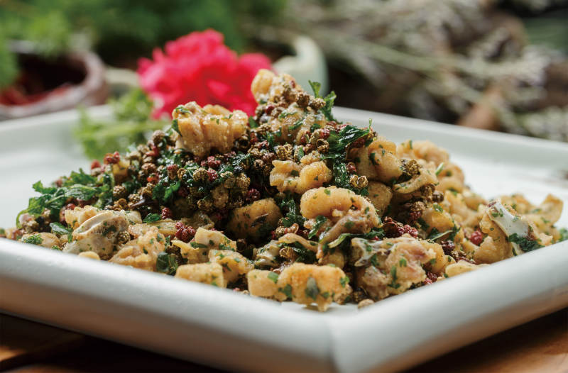 方形青瓷盘装的花椒薄荷菟图片